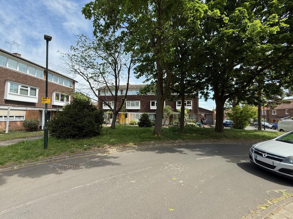 Lot: 65 - FREEHOLD PARCEL OF LAND - Roughly triangular parcel of land and trees on Hardwick Road